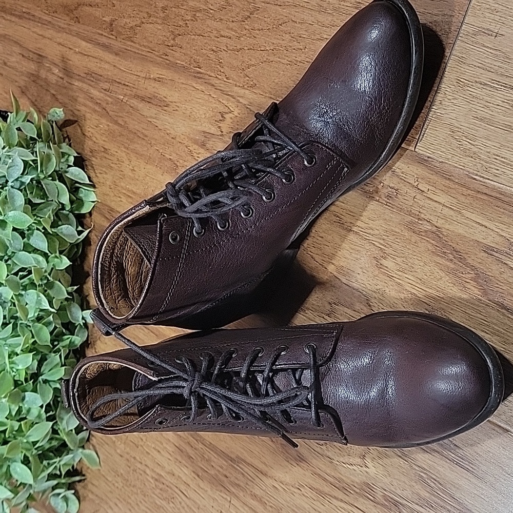 Vintage Frye Carson Dark Brown Leather Lace Up Booties - Picture 3 of 16